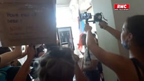 Chambéry: des opposants au pass sanitaire décrochent le portrait d'Emmanuel Macron dans la mairie
