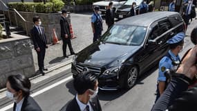 Le corbillard arrivant à la résidence de Shinzo Abe. 
