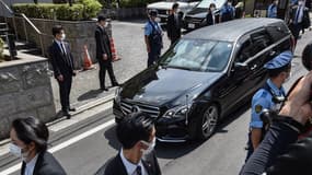 Le corbillard arrivant à la résidence de Shinzo Abe. 