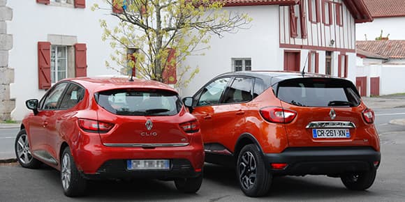 La Clio et le Captur partagent la même base technique mais à part un air de famille indéniable, les deux lignes sont très différentes. La Clio et le Captur partagent la même base technique mais à part un air de famille indéniable, les deux lignes sont très différentes.