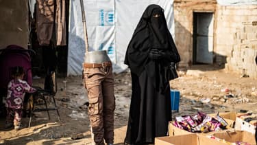 Femme dans un camp incarcérant des proches de jihadistes dans le nord-est de la Syrie.