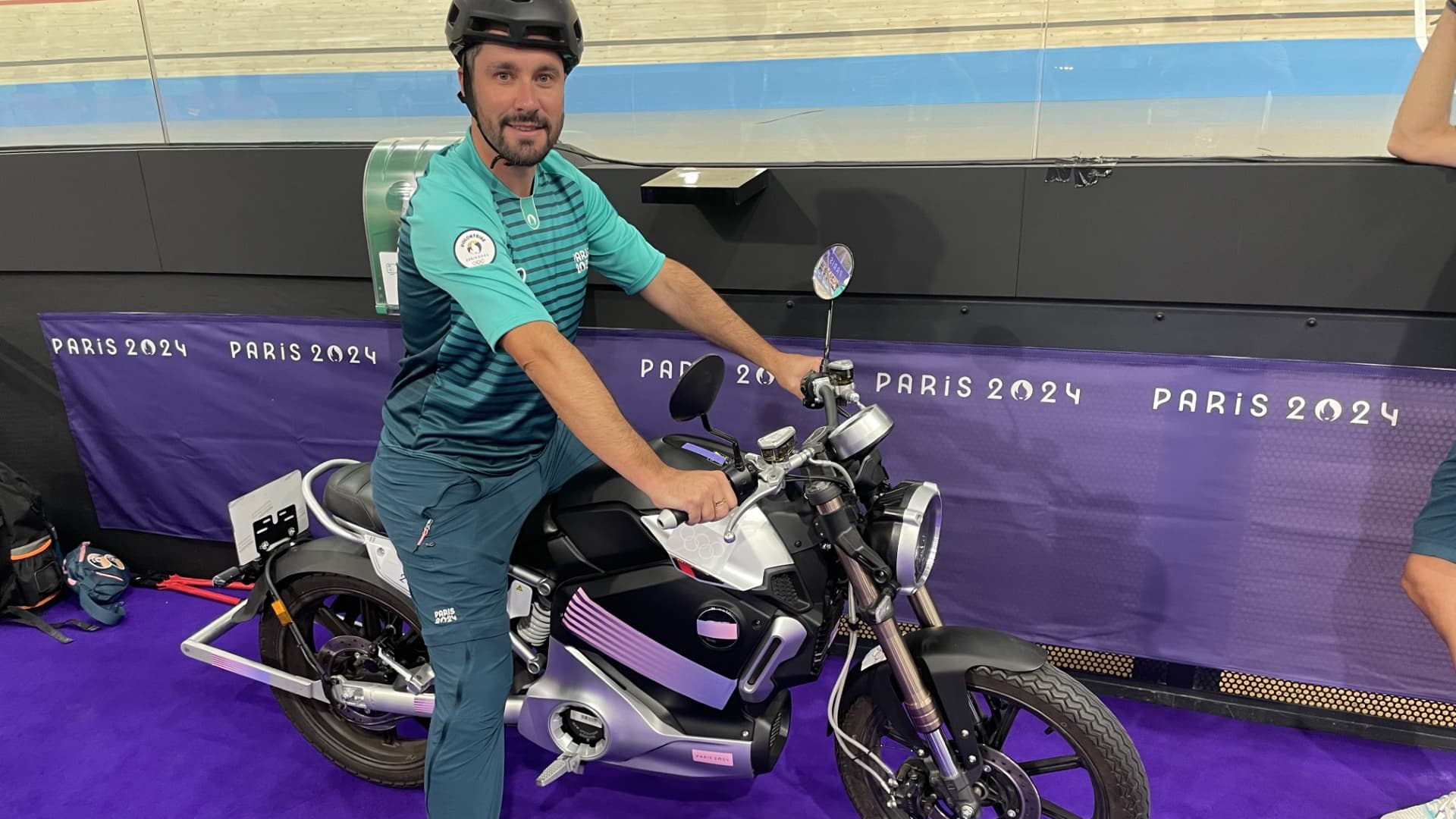 Benjamin sur sa moto qui ouvre la course de keirin, le 8 août 2024