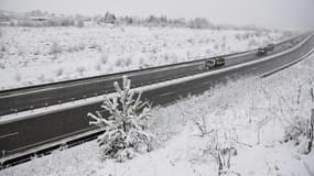 Importante couche de neige sur la route - image d'illustration