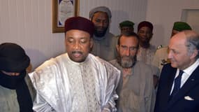 En blanc sur la gauche, le président nigérien Mahmadou Issoufou, à l'arrière-plan l'ex-otage Thierry Dol, devant lui, l'ex-otage Daniel Larribe, et à droite, le ministre Laurent Fabius.