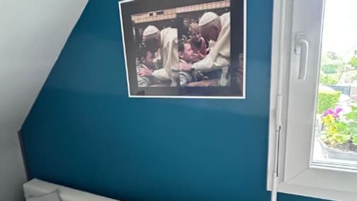 Ses photos avec le pape François sont précieusement encadrées au-dessus du lit de Flavian. Ses photos avec le pape François sont précieusement encadrées au-dessus du lit de Flavian.
