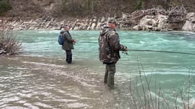 Des pêcheurs profitent de l'ouverture de la saison de la pêche à la truite le 9 mars 2024 dans les Hautes-Alpes.