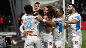Arek Milik félicité par ses équipiers lors de Metz-OM le 13 février 2022