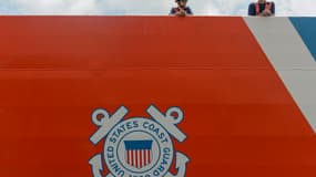 Un bateau des garde-côtes américains avec leur logo (illustration).