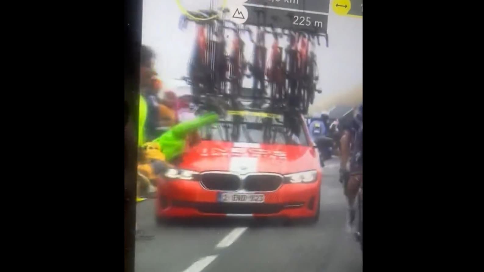 La voiture d’Inoes fauche un spectateur au sommet du col de Peyresourde le 19 juillet 2025 La voiture d’Inoes fauche un spectateur au sommet du col de Peyresourde le 19 juillet 2025