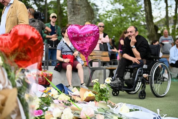 Un ballon en forme de cœur en hommage et en soutien aux très jeunes victimes de l'attaque au couteau d'Annecy.