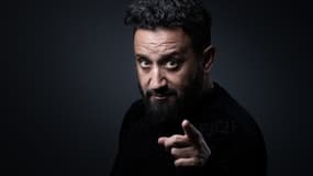 L'animateur de télévision français Cyril Hanouna pose lors d'une séance photo à Paris le 30 septembre 2021.

