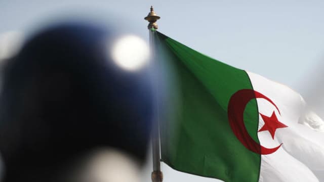 Des policiers algériens en 2011 à Alger