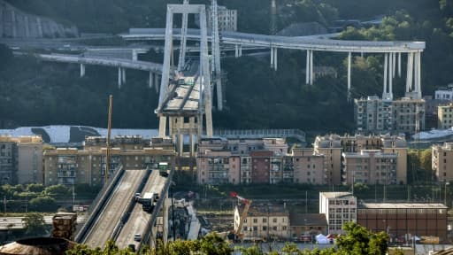 Vue générale de l'effondrement du viaduc autoroutier de l'A10, le 15 août 2018 à Gênes, dans le nord de l'Italie