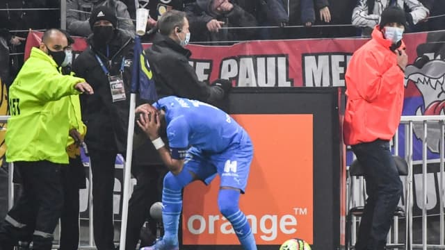 Le meneur de jeu de Marseille Dimitri Payet touché par une bouteille d'eau au moment de tirer un corner contre Lyon au Parc OL, le 21 novembre 2021 