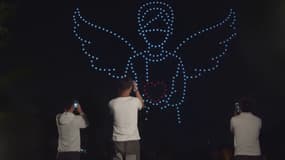 Un spectacle de drones organisé à Zhuhai en Chine pour remercier les soignants de retour de Wuhan
