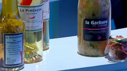 Le piment d'Anglet, décliné en différents produits: chutney, gelée et une boisson alcoolisée, le Pimençon.