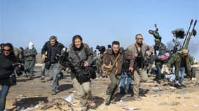 Des journalistes se mettant à couvert lors d'un raid aérien près de Ras Lanouf, en Libye. Au total, 106 journalistes et personnels des médias ont été tués en 2011, contre 94 en 2010. A cela s'ajoute 20 journalistes tués dans des accidents ou des catastrop