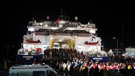 Ressortissants turcs arrivant par ferry à Marmaris après avoir été évacués de Libye. Les gouvernements de plusieurs pays tentent par tous les moyens de rapatrier leurs ressortissants se trouvant en Libye, plongée dans le chaos. /Photo prise le 23 février