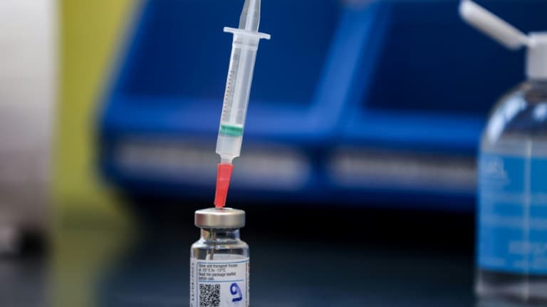 Un flacon du vaccin contre le Covid-19 de Moderna, à Bruxelles, en Belgique, le 2 février 2021