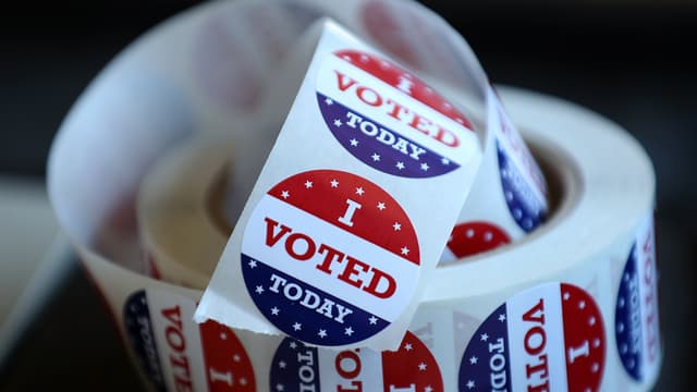 Un rouleau d'autocollants distribués les jours de vote, le 5 juin 2018 à San Anselmo, aux Etats-Unis.