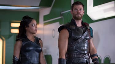 Chris Hemsworth et Tessa Thompson dans "Thor: Ragnarok", réalisé par Taika Waititi