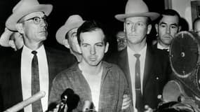 Lee Harvey Oswald, le tueur présumé de John F. Kennedy, le 22 novembre 1963 après son arrestation à Dallas, deux jours avant son assassinat