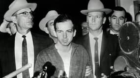 Lee Harvey Oswald, le tueur présumé de John F. Kennedy, le 22 novembre 1963 après son arrestation à Dallas, deux jours avant son assassinat