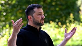 Le président ukrainien Volodymyr Zelensky tient une conférence de presse devant le palais Mariinski à Kiev, le 29 août 2025.