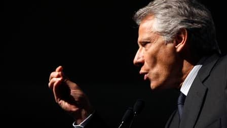 Dominique de Villepin a lancé samedi à Paris son mouvement politique, "République solidaire", destiné à porter ses ambitions vers une éventuelle candidature à l'élection présidentielle de 2012. /Photo d'archives/REUTERS/Vincent Kessler