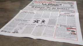 Un exemplaire du journal satirique Le Canard enchaîné, en 2012