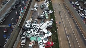 Inondations en Chine: les images de voitures empilées sur l'autoroute, emportées par la force de l'eau