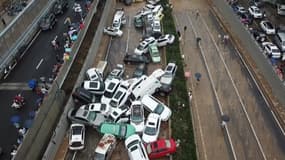 Inondations en Chine: les images de voitures empilées sur l'autoroute, emportées par la force de l'eau