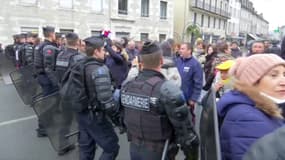 Souillac: quelques personnes tentent de passer un barrage avant l’arrivée d’Emmanuel Macron