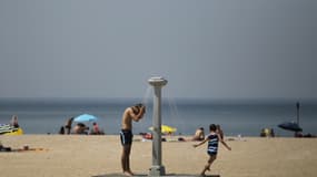 Une douche sur la plage de Deauville. (photo d'illustration)