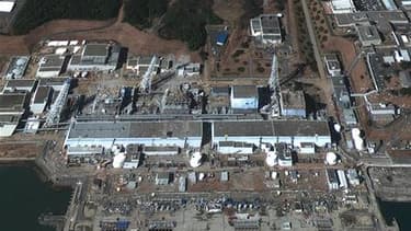 Image satellite de la centrale nucléaire de Fukushima Daiichi, au Japon. L'évacuation temporaire des ouvriers travaillant sur cette centrale a été ordonnée mercredi alors qu'une fumée noire s'élève au-dessus du réacteur n°3. /Image diffusée le 18 mars 201