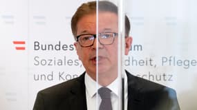 Le ministre autrichien de la Santé, Rudolf Anschober, annonce sa démission lors d'une conférence de presse à Vienne, le 13 avril 2021.