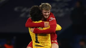Harvey Elliott a sauté dans les bras d'Alisson après la victoire de Liverpool à Paris en Ligue des champions, le 5 mars 2025