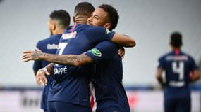 Neymar félicité par Kylian Mbappé