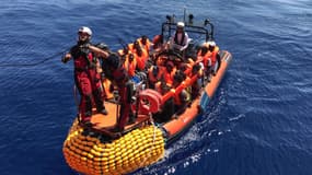 Le navire humanitaire Ocean Viking a secouru ce lundi 105 migrants dans les eaux internationales au large de la Libye.