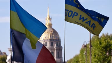 Drapeaux français et ukrainiens mêlés lors d'une manifestation pro-ukrainienne en août 2022 à Paris. 