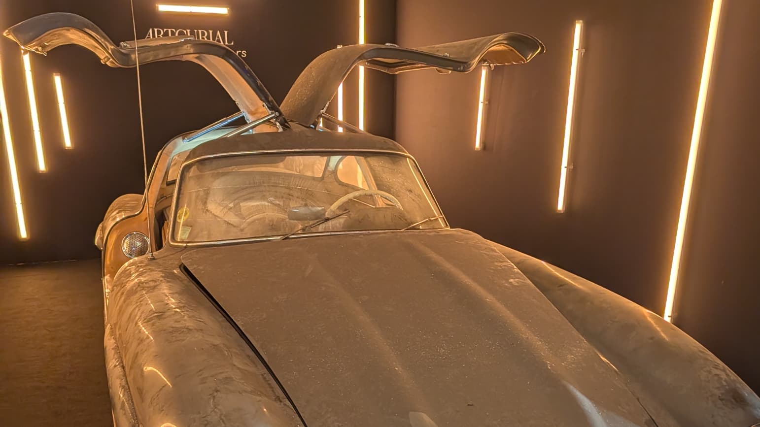 Une Mercedes 300 SL Papillon de 1956 à la vente Artcurial.