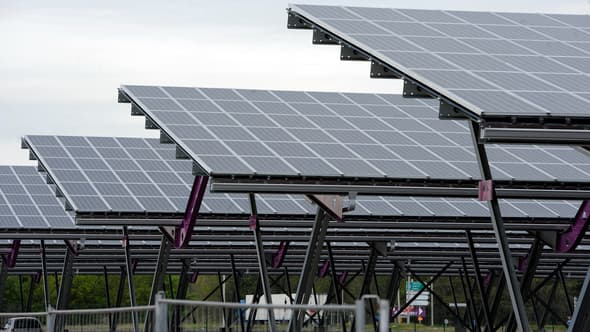 Des panneaux solaires dans un parking extérieur de Bordeaux