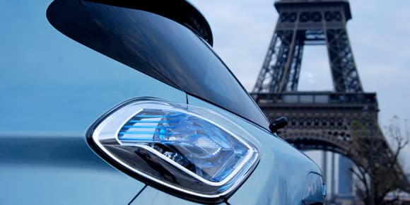 Beaucoup plus d'un siècle sépare la Zoé de la tour Eiffel.