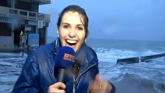 La présentatrice météo de BFMTV Fanny Agostini se relève après avoir été emportée par une vague à Saint-Malo le 20 février 2015.