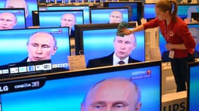 Des écrans de télévision exposés dans un magasin de Moscou, le 17 avril 2014.