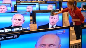 Des écrans de télévision exposés dans un magasin de Moscou, le 17 avril 2014.