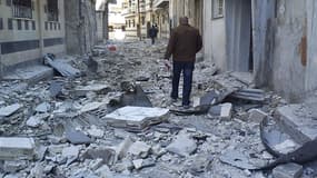 Une rue de la ville syrienne de Homs. Le ministère chinois des Affaires étrangères a annoncé vendredi que Pékin est prêt à participer à la mission d'observation de l'Onu en Syrie. /Photo prise le 3 avril 2012/REUTERS/Shaam News Network