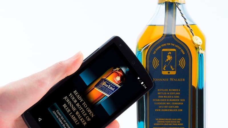 En approchant son smartphone d’une la bouteille intelligente Johnnie Walker Blue Label, développée par Diageo (la maison mère de Johnnie Walker) et la société Thin Film Elecronics, le consommateur recevra une information personnalisée.