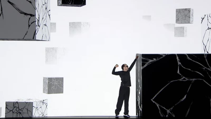 Kyan Khojandi, pendant sa performance visuelle, mardi 4 novembre, lors de la soirée anniversaire des 30 ans de canal +.