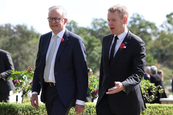 Le Premier ministre australien Anthony Albanese (à gauche) et le Premier ministre néo-zélandais Chris Hipkins, à Brisbane après une cérémonie, le 23 avril 2023.